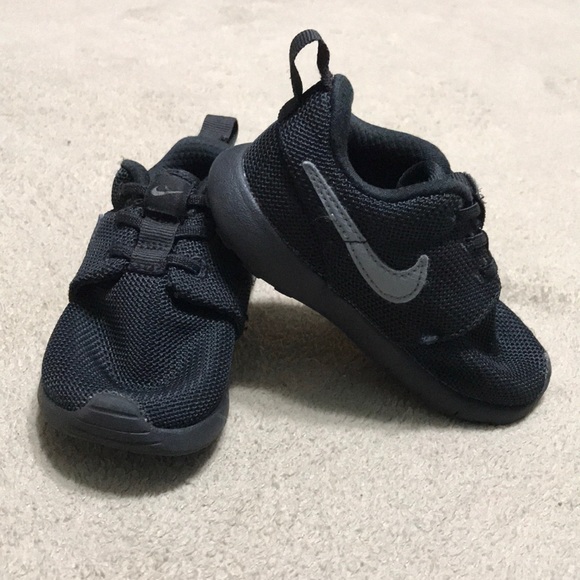 le scarpe nike roshe volume 6c nuova di zecca mai indossato poshmark le scarpe nike roshe volume 6c nuova di zecca mai indossato poshmark